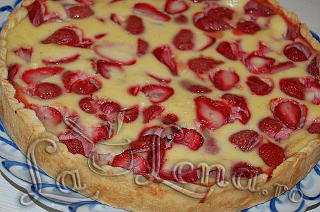 Tarta cu capsuni si sufleu de smantana