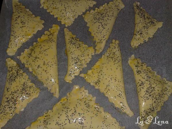 Triunghiuri cu branza din foietaj - Pas 4