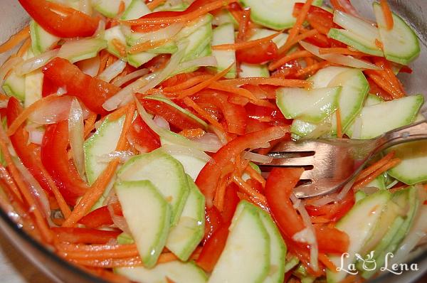 Salata de dovlecei si legume marinate - Pas 5