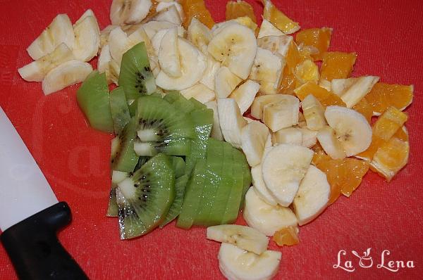 Salata de fructe cu seminte si cereale - Pas 1