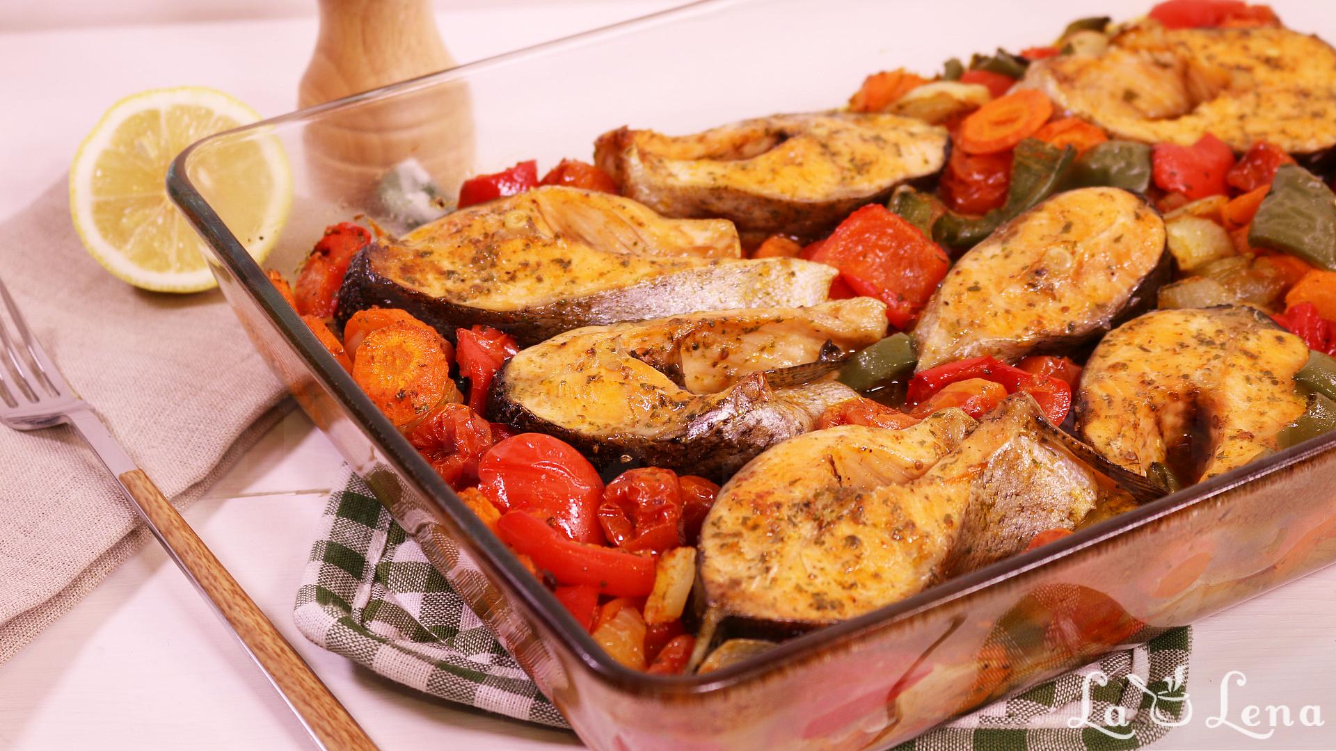Рецепт овощей в духовке с соусом. Рыба в духовке. Рыба запеченная с овощами. Вкусная рыба в духовке с овощами. Красная рыба с овощами в духовке.
