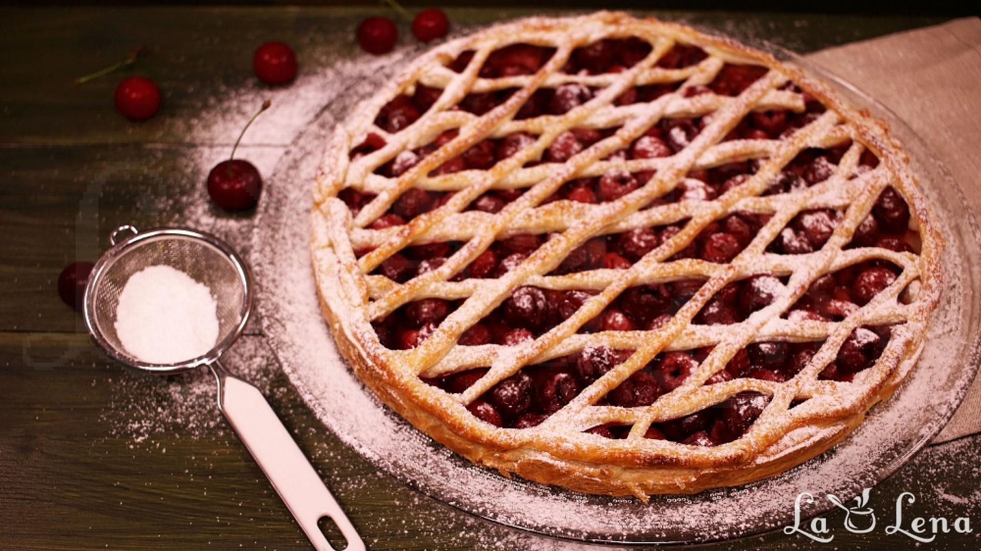 Вишневый пирог из дрожжевого теста. Пироги с замороженной вишней дрожжевые. Сладкий пирожок. Пирог с вишней из дрожжевого теста в духовке. Пирог с клубникой с дрожжевым тестом.