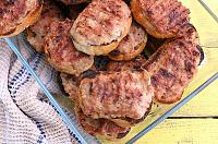 Mici pe pâine, la grătar