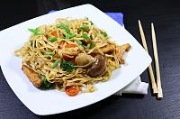 Noodles chinezești cu pui și legume