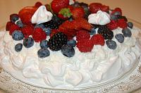 Pavlova cu fructe de padure