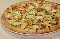 Pizza cu bacon si zucchini