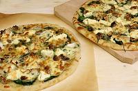 Pizza cu spanac și brânzeturi