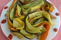 Salată colorată din zucchini