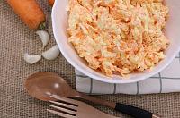 Salată de morcovi cruzi, cu cașcaval și usturoi
