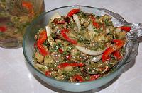 Salată picantă de vinete și legume