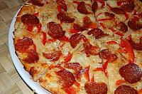 Pizza cu salam uscat și ceapă