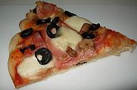 Pizza cu șuncă și mozzarella