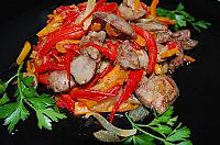 Salată caldă cu ficăței și legume