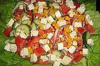 Salată cu roșii, castraveți, porumb și brânză