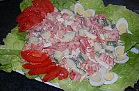 Salată cu somon afumat, roșii și castraveți