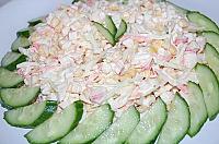 Salată cu surimi și legume