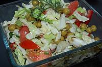 Salată cu varză, mazăre și roșii