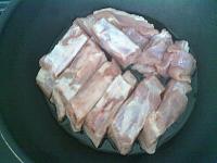 VARZA  CU SUNCULITA AFUMATA SI COASTA PROASPATA DE PORC  IN VASUL ROMAN - Pas 1