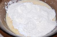 Chec cu nuca de cocos si ciocolata alba - Pas 3