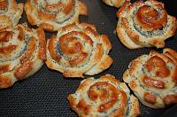 Chifle cu mac(floricele si rulouri) - Pas 14