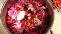 Dulceata de cirese cu petale de trandafiri - Pas 3