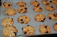Fursecuri americane (Cookies) cu ovaz, migdale si merisoare - Pas 11