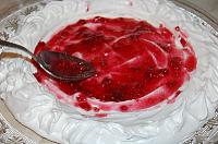 Pavlova cu fructe de padure - Pas 10