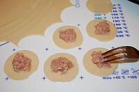 Pelmeni - Coltunasi cu carne rusesti - Pas 5