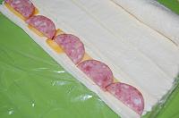 Rulouri de foietaj cu cascaval si carne - Pas 2