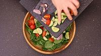 Salata Greceasca cu Pui si Avocado - Pas 9