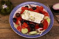 Salata Greceasca traditionala - Horiatiki - Pas 6
