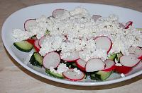 Salata cu ridichi, castraveti si branza de vaci - Pas 4