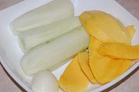 Salata de castraveti cu mango - Pas 1
