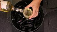 Scoici la tigaie, cu vin si usturoi - Moules Mariniere - Pas 15