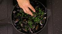 Scoici la tigaie, cu vin si usturoi - Moules Mariniere - Pas 19