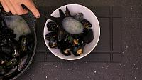 Scoici la tigaie, cu vin si usturoi - Moules Mariniere - Pas 23
