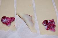 Triunghiuri fragede cu visine - Pas 4