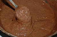 Briose de ciocolata cu crema de branza si ciocolata alba - Pas 5