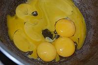 Crema de galbenusuri cu lapte si unt - Pas 1