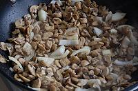 Parjoale la cuptor cu ciuperci si cascaval - Pas 2