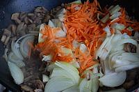 Pungute de clatite cu salata de ciuperci si porumb - Pas 3