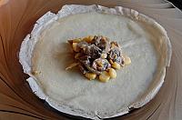 Pungute de clatite cu salata de ciuperci si porumb - Pas 6