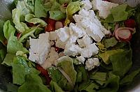 Salata cu ridiche, rosii si branza feta - Pas 7