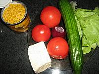 Salata cu rosii, castraveti, porumb si branza - Pas 1