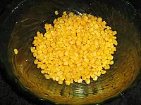 Salata cu rosii, castraveti, porumb si branza - Pas 2