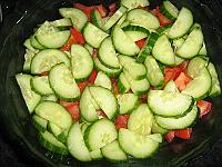 Salata cu rosii, castraveti, porumb si branza - Pas 4