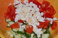 Salata cu somon afumat, rosii si castraveti - Pas 2