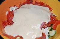 Salata cu somon afumat, rosii si castraveti - Pas 4