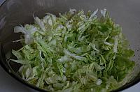 Salata cu varza, mazare si rosii - Pas 1