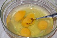 Scrob de oua cu branza telemea - Pas 2